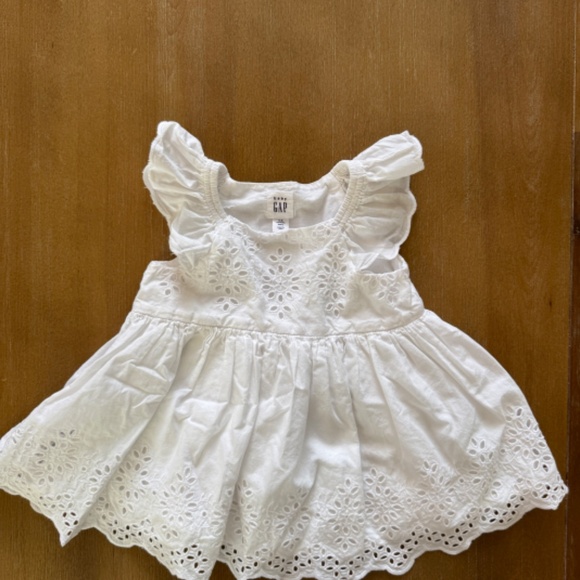 GAP Eyelet Dress - Picture 3 of 3